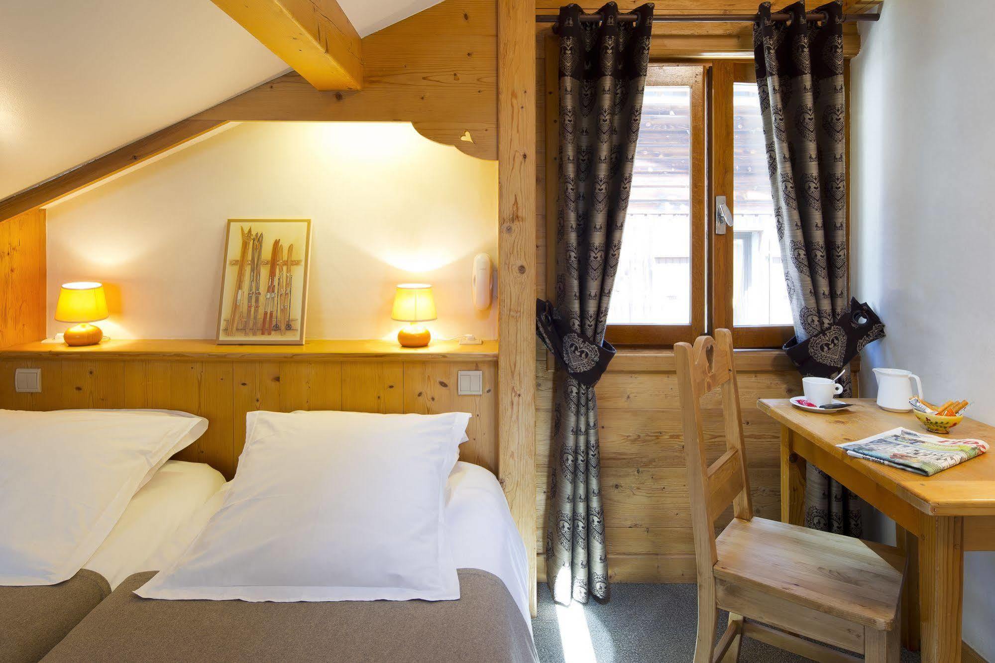 Logis La Croix-Saint-Maurice Hotel Le Grand-Bornand Bagian luar foto